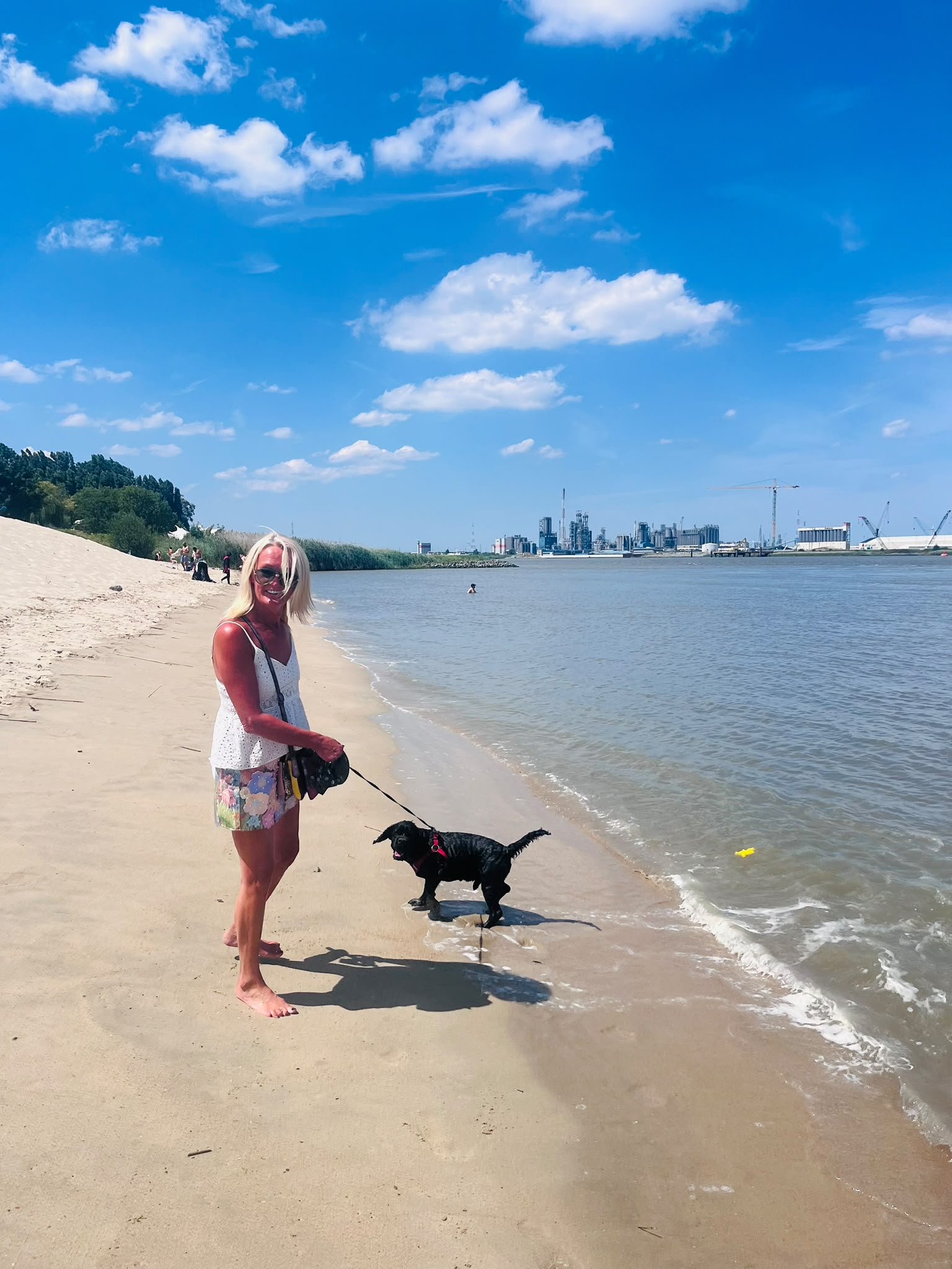 Kris met haar hond aan het water