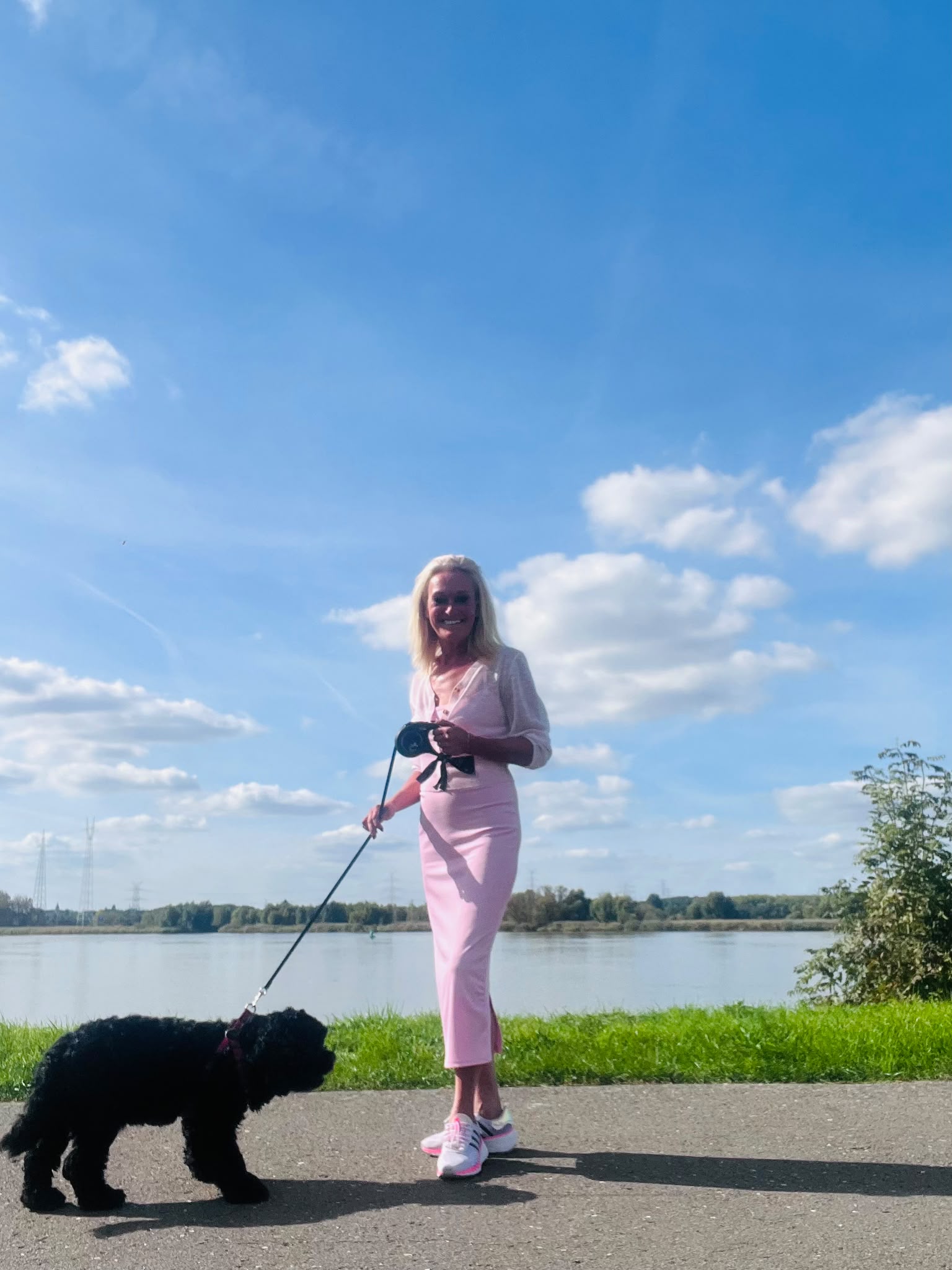 Kris tijdens een wandeling met haar hond langs het water